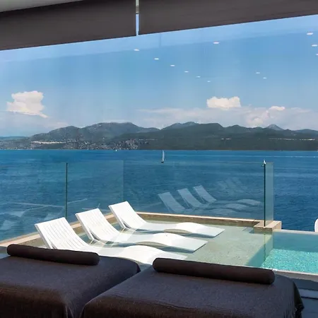 Luxury Villa *
